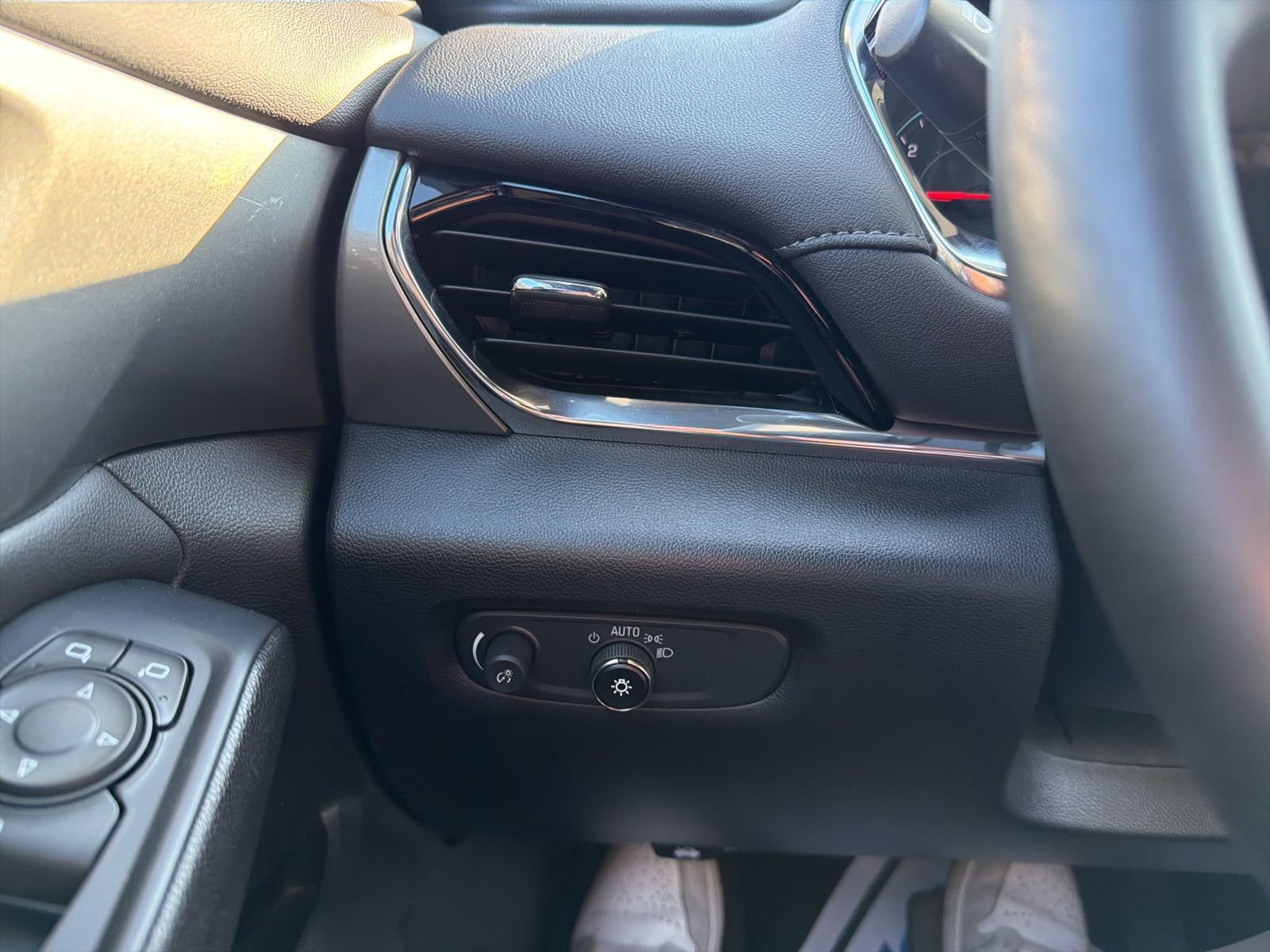 Used 2023 Chevrolet Traverse LT image 18