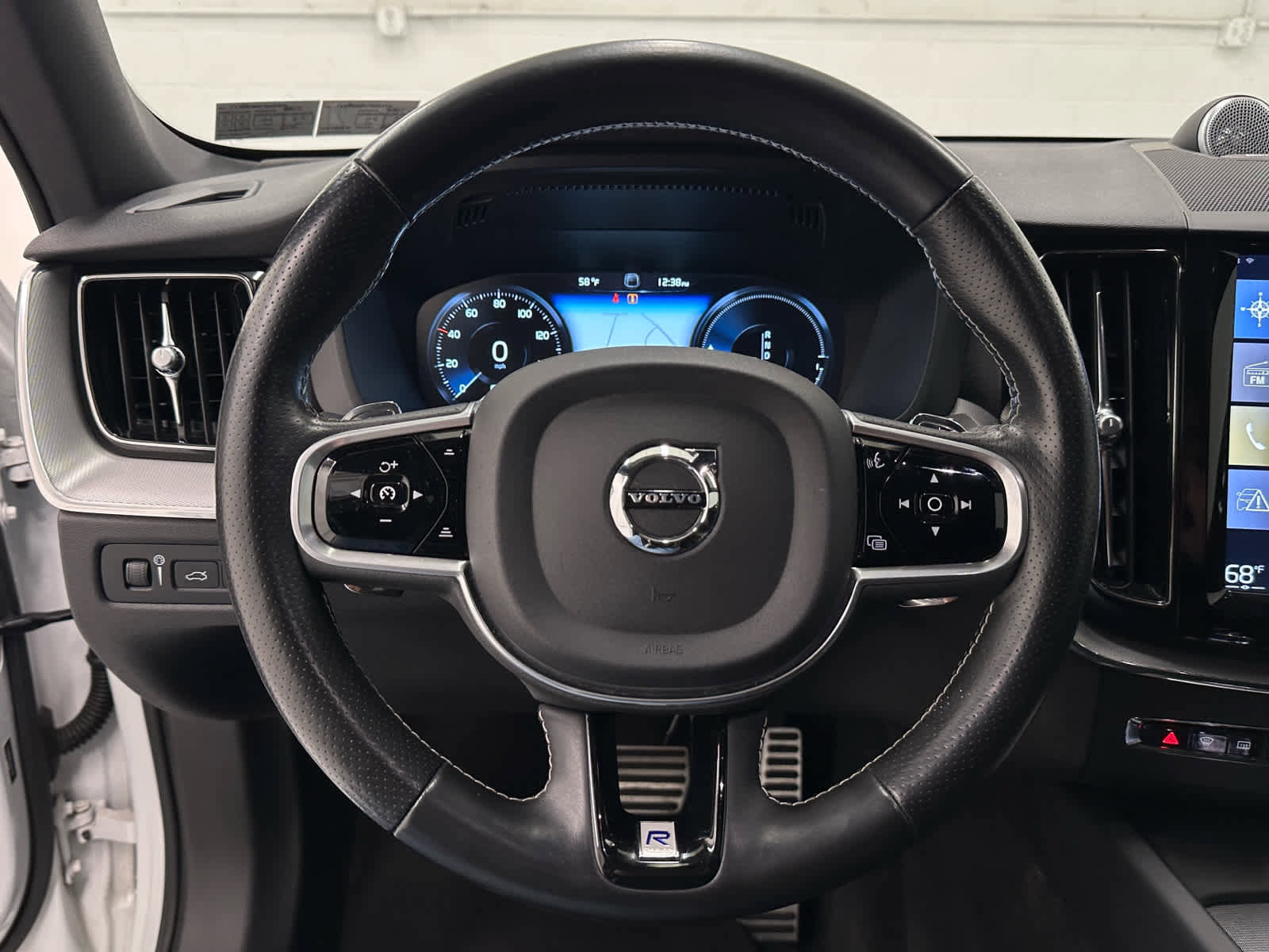 Used 2018 Volvo XC60 T8 R-Design w/ Convenience Package image 24