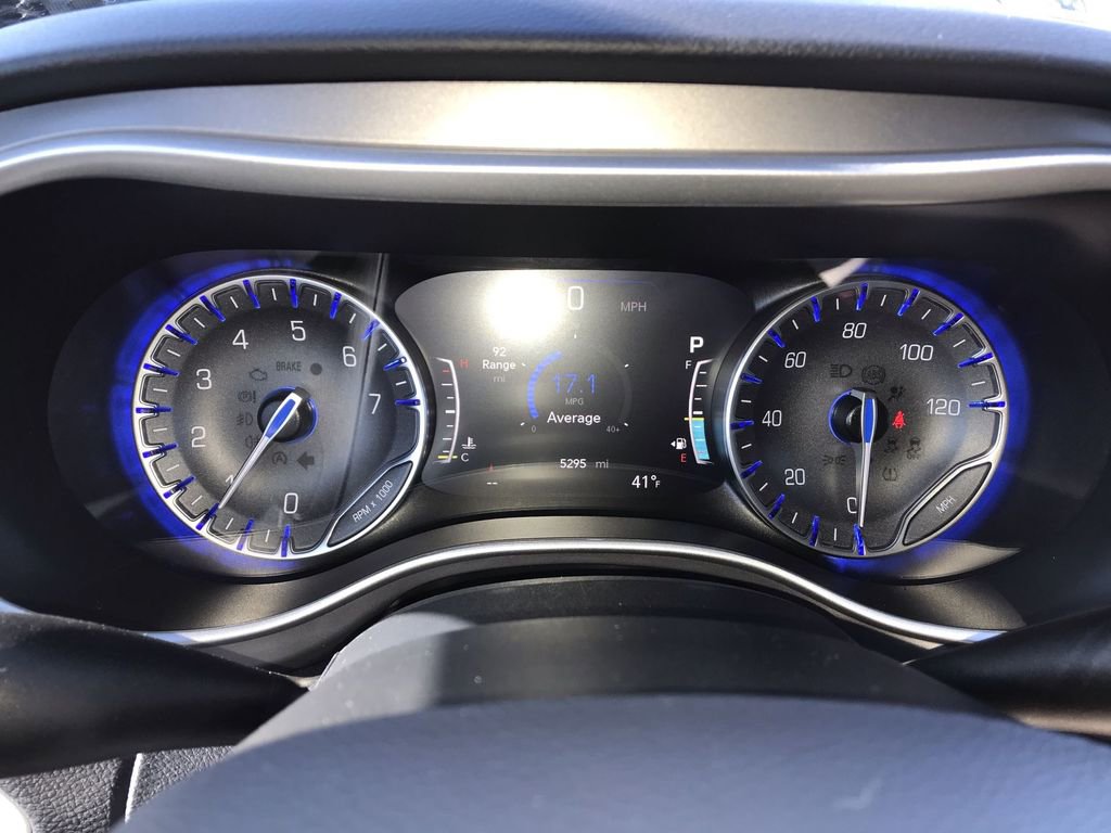 Used 2025 Chrysler Pacifica Select image 15