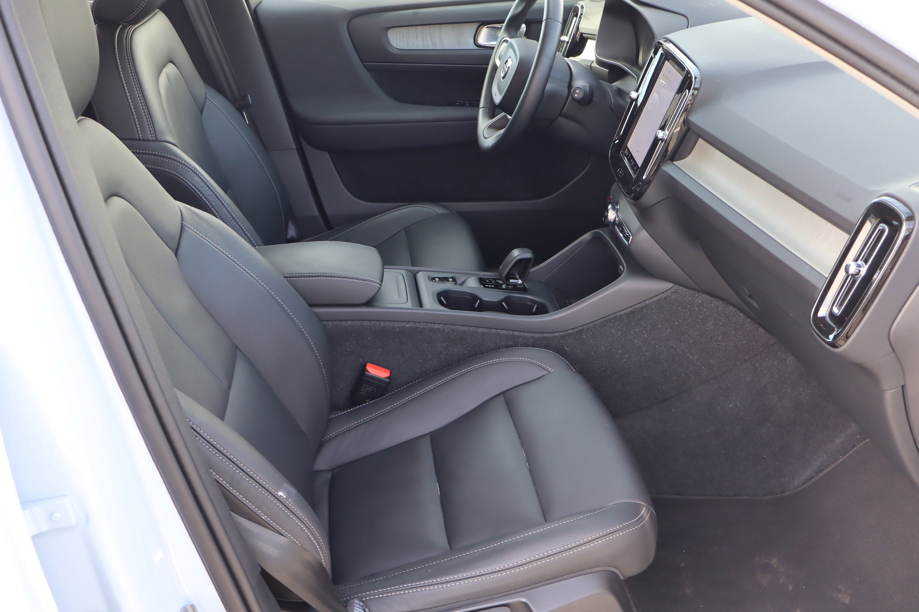 Used 2025 Volvo XC40 B5 Core image 36