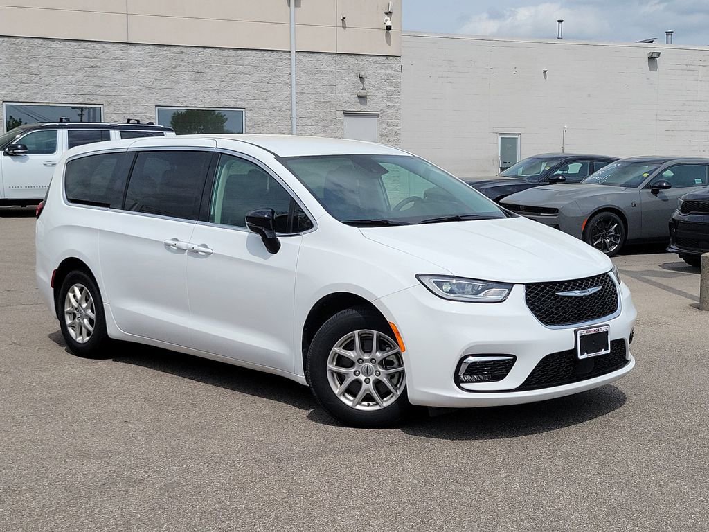 Used 2024 Chrysler Pacifica Touring-L FWD image 30