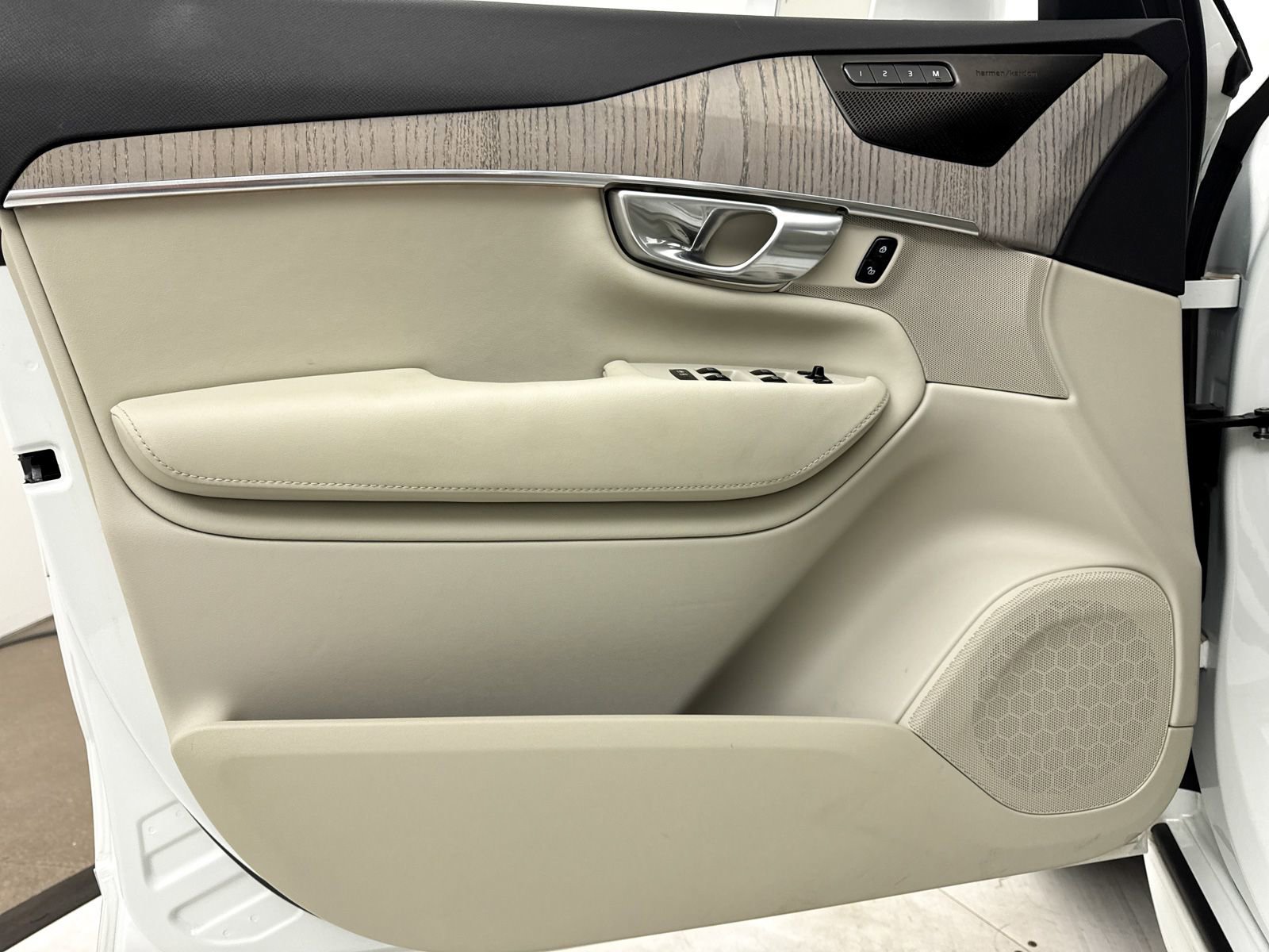 Used 2024 Volvo XC90 T8 Plus w/ Protection Package Premier image 31