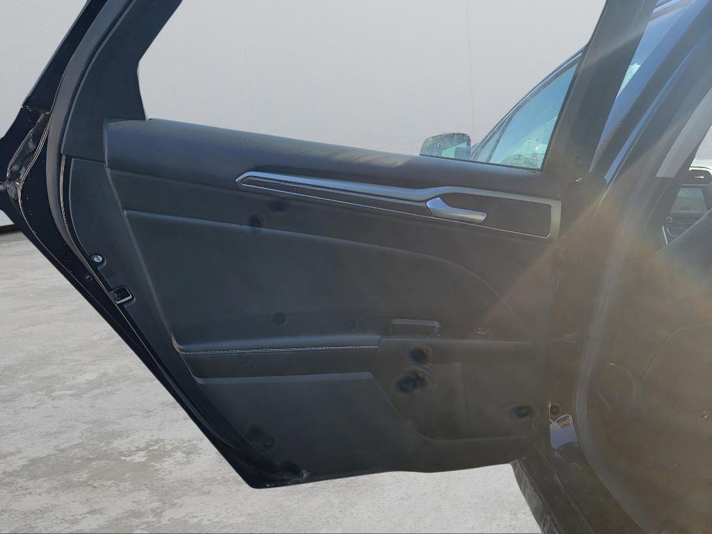 Used 2017 Ford Fusion SE w/ Fusion SE Technology Package image 24