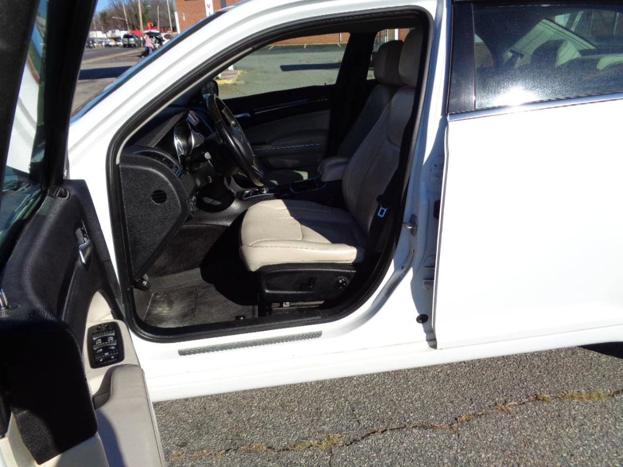 Used 2017 Chrysler 300 C RWD image 14