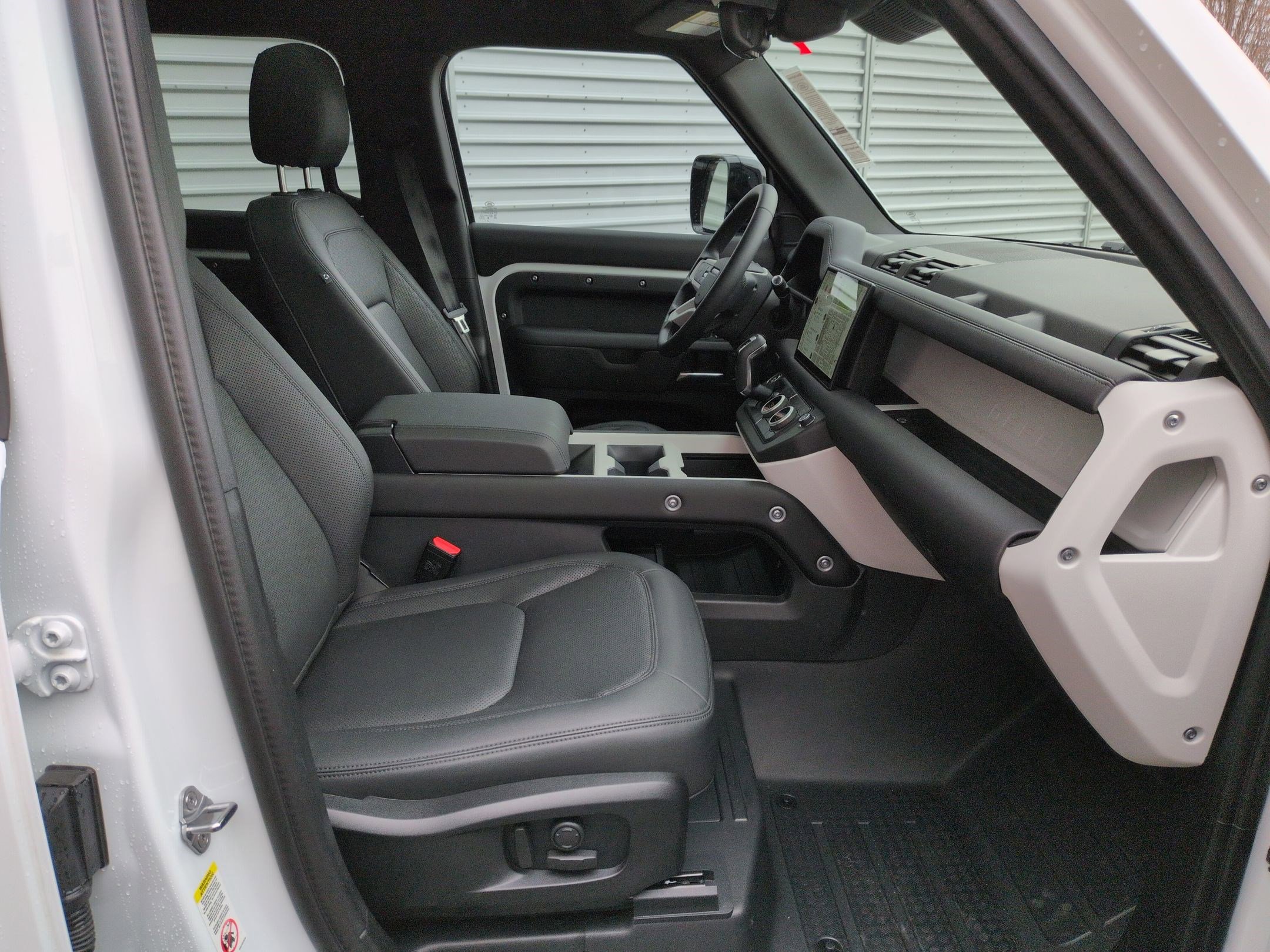 Used 2025 Land Rover Defender 110 S image 31