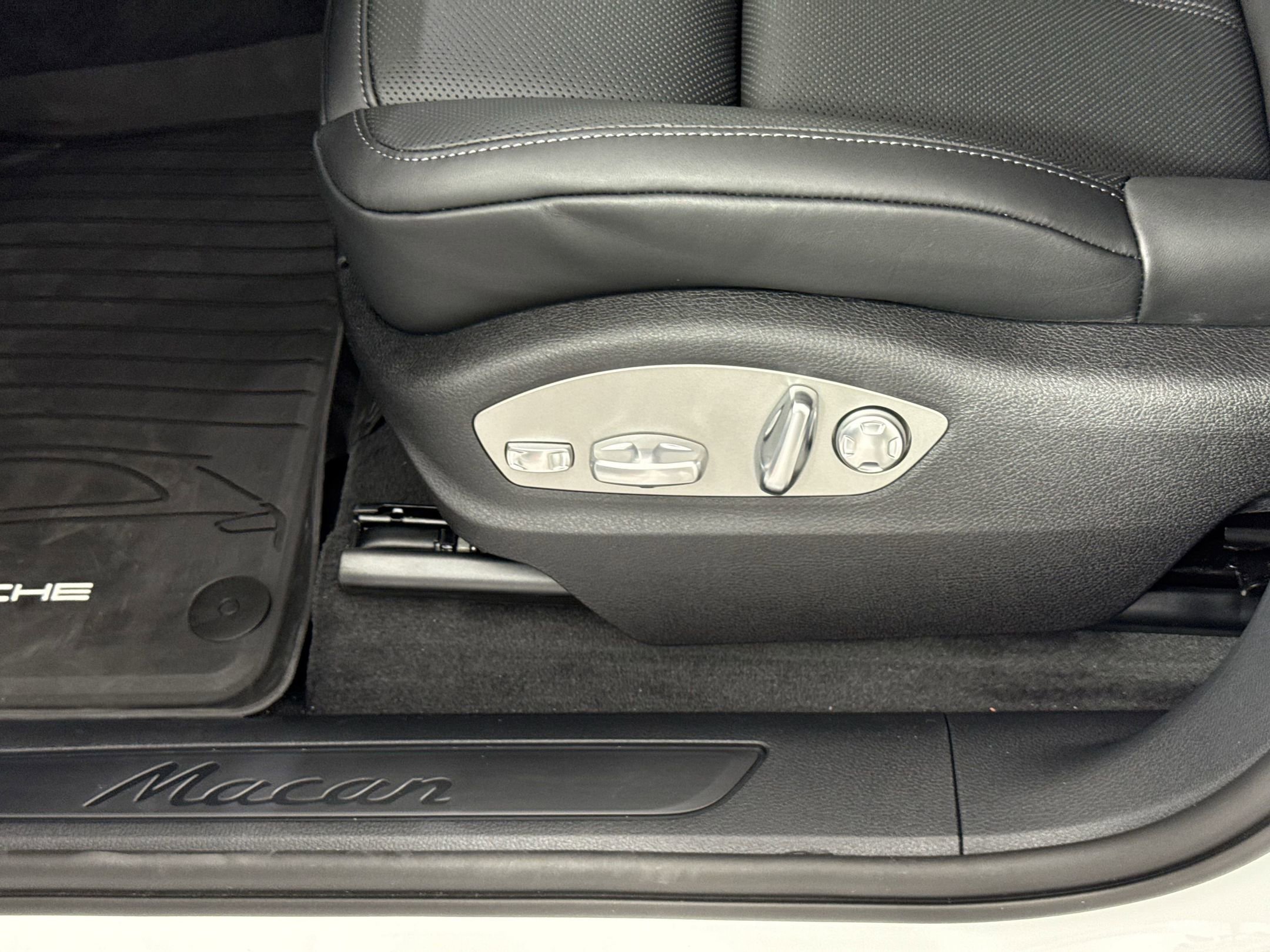 New 2025 Porsche Macan image 15