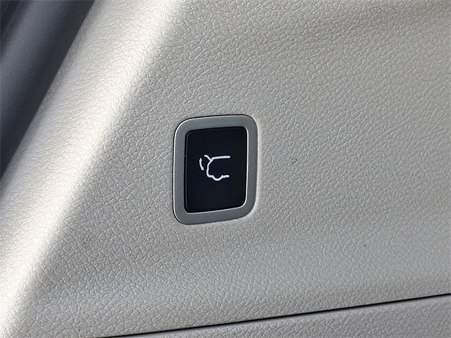 Used 2023 Chrysler Voyager LX image 31