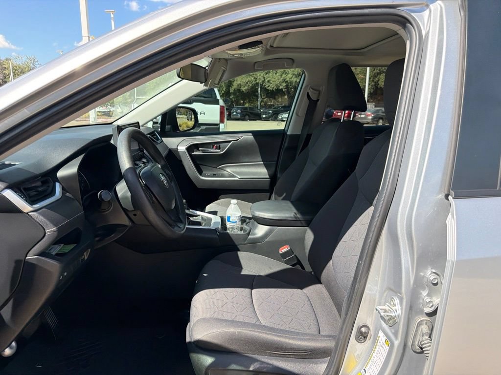 Used 2020 Toyota RAV4 XLE w/ Convenience Package FWD image 11