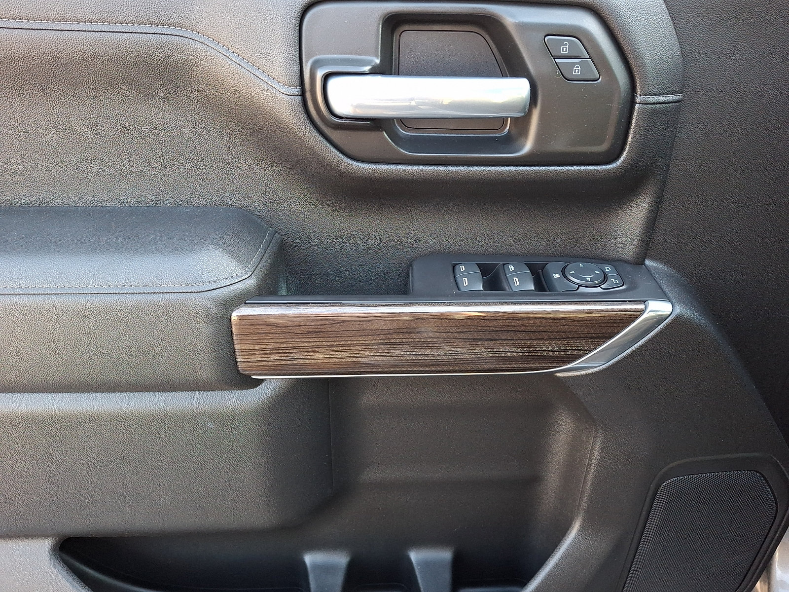 Used 2021 Chevrolet Silverado 1500 LT w/ Convenience Package II AWD/4WD image 13