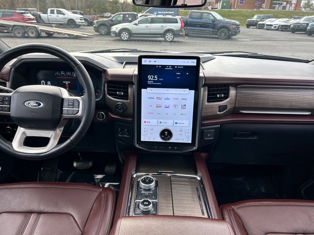 Used 2023 Ford Expedition Limited image 3