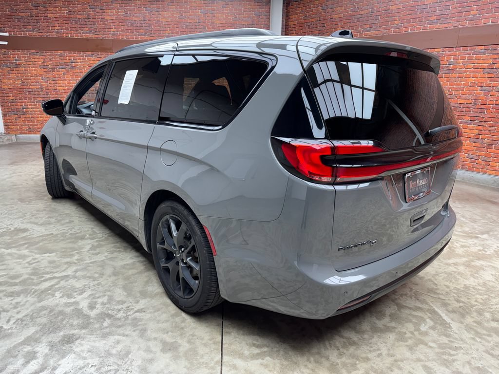 Used 2025 Chrysler Pacifica Limited FWD image 2