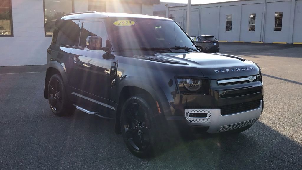 Used 2023 Land Rover Defender 90 SE image 3
