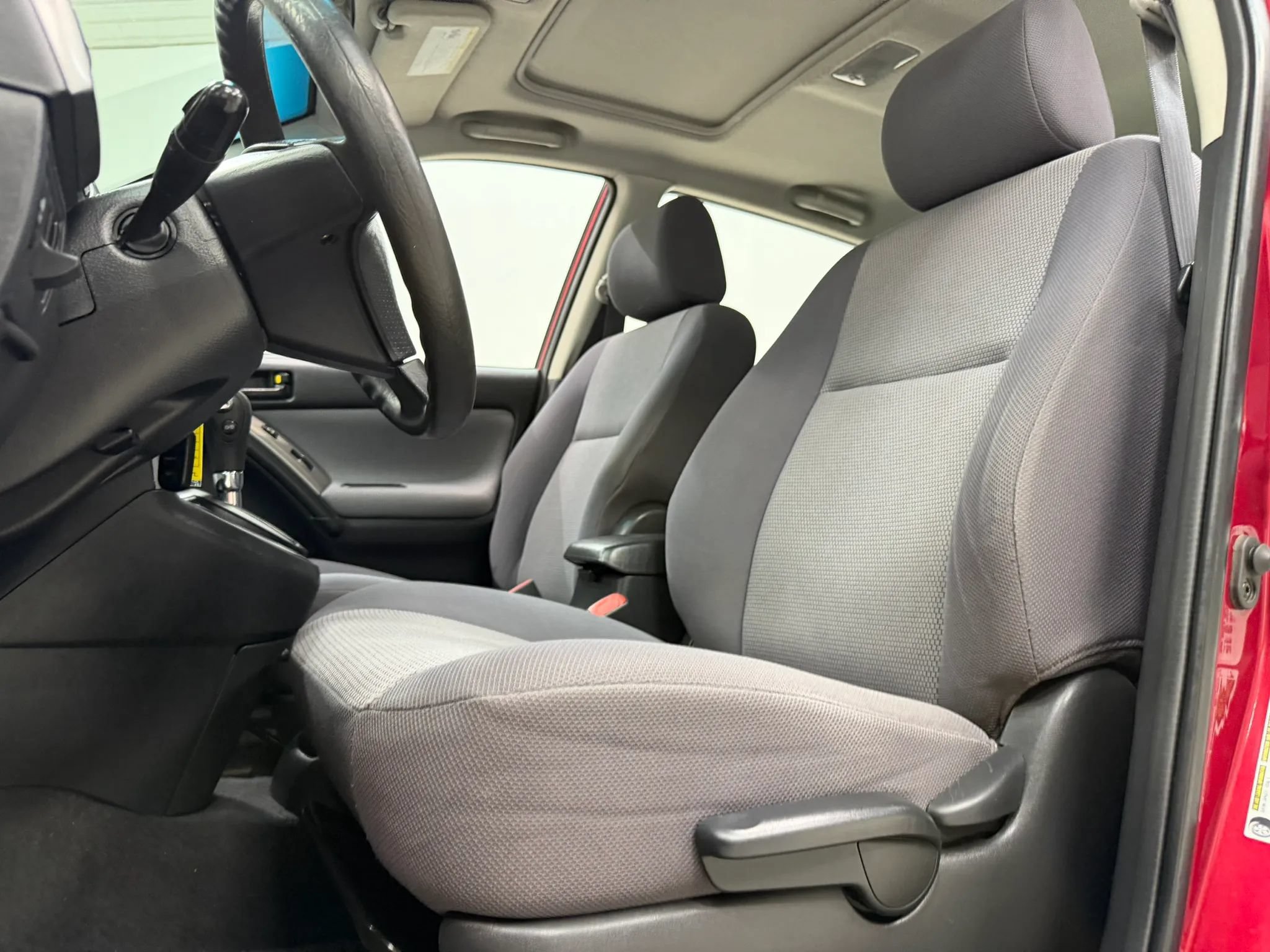 Used 2006 Pontiac Vibe w/ Sport Package FWD image 15
