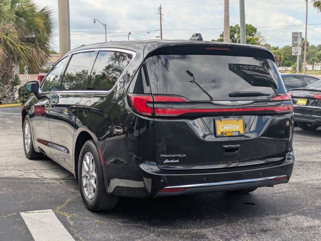 Used 2023 Chrysler Pacifica Touring-L FWD image 7