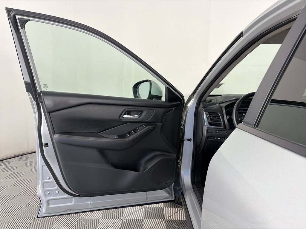 Used 2024 Nissan Rogue SV AWD/4WD image 10