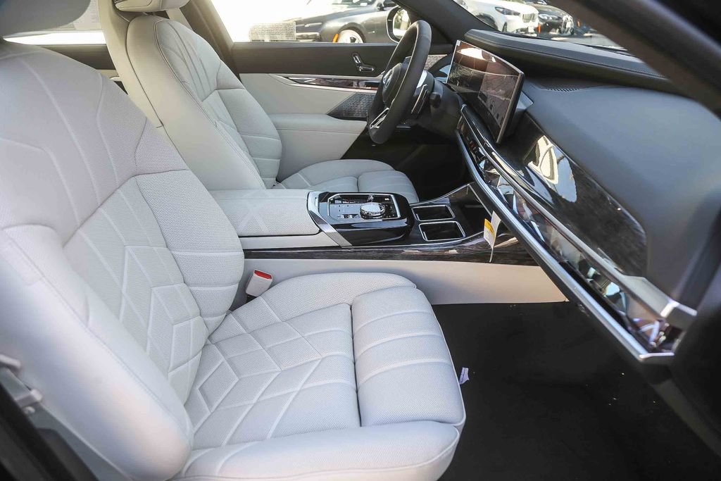 Used 2026 BMW 750e xDrive w/ Premium Package AWD/4WD image 13