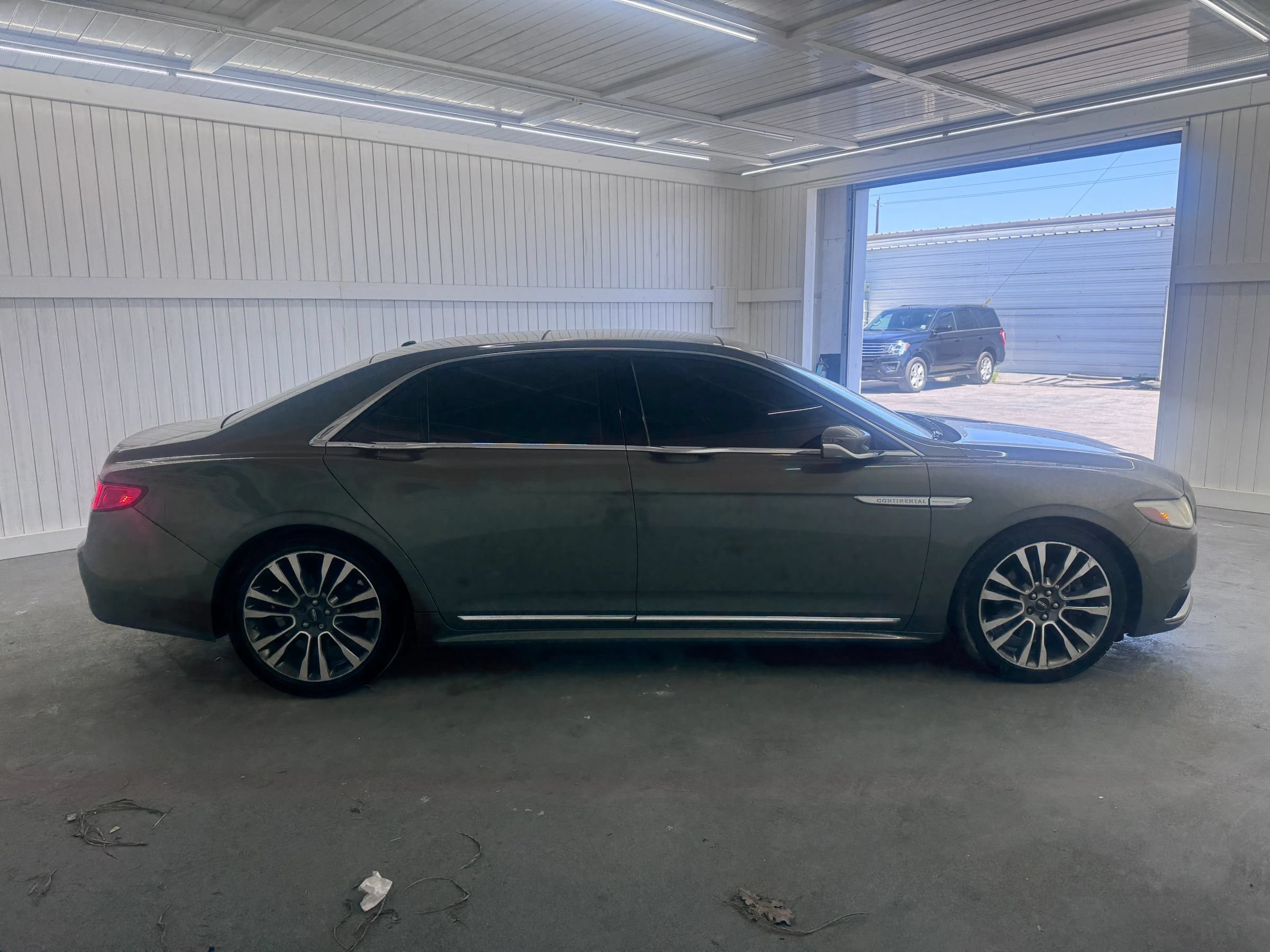 Used 2017 Lincoln Continental Select w/ Technology Package FWD image 4