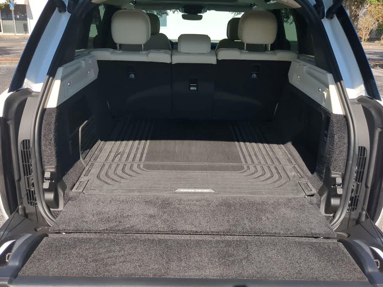 Certified 2025 Land Rover Range Rover SE AWD/4WD image 36