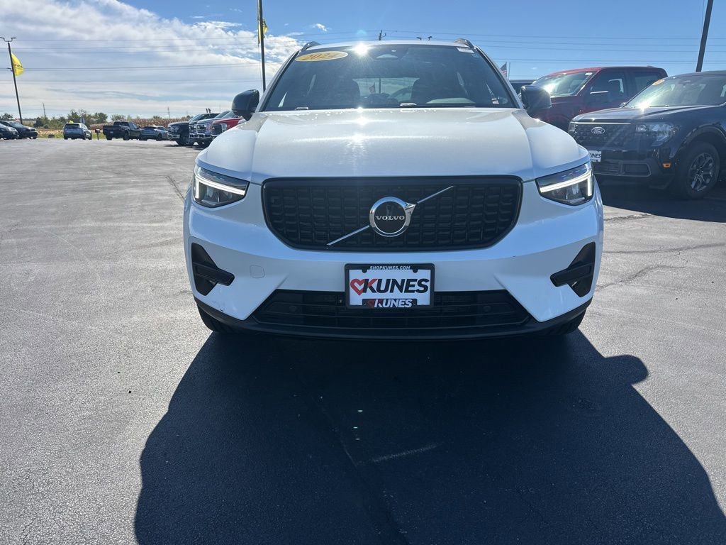 Used 2024 Volvo XC40 B5 Core image 16