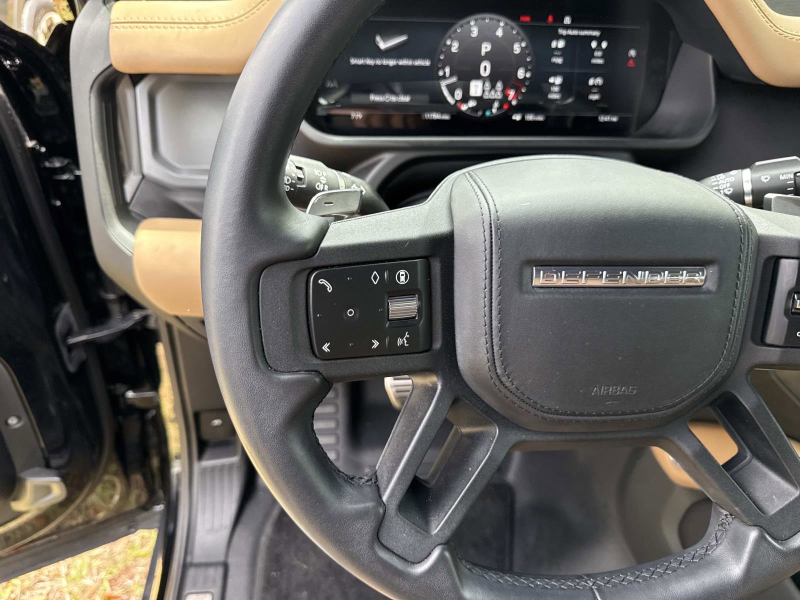 Used 2025 Land Rover Defender 130 V8 AWD/4WD image 28