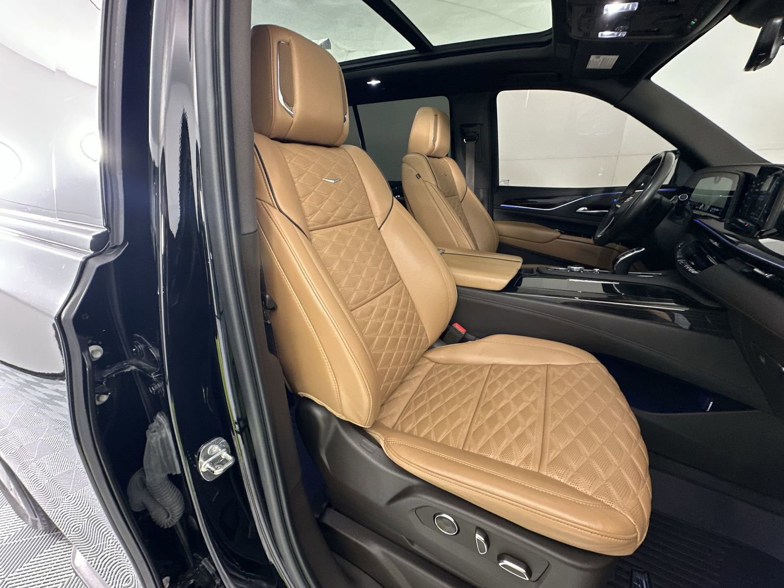 Used 2023 Cadillac Escalade Premium Luxury w/ Performance Package AWD/4WD image 27