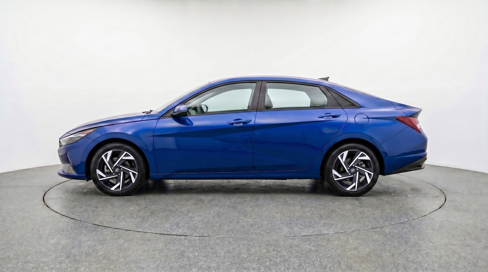 Used 2025 Hyundai Elantra SEL FWD image 5