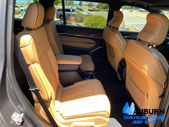 Used 2025 Jeep Grand Cherokee L Summit w/ Obsidian Package AWD/4WD image 17