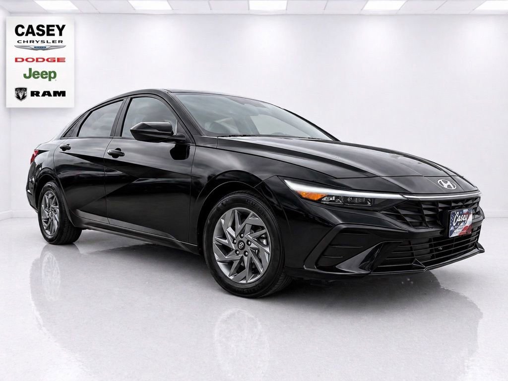 Used 2024 Hyundai Elantra SEL FWD image 2