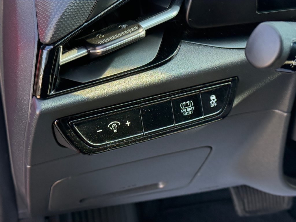 Used 2025 Kia Niro LX FWD image 18