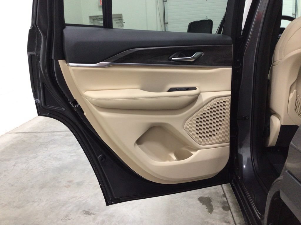 Used 2025 Jeep Grand Cherokee Limited AWD/4WD image 18