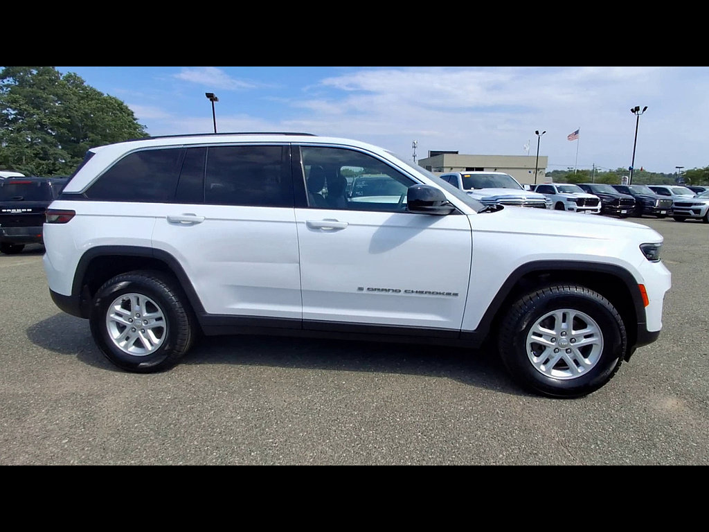 Used 2023 Jeep Grand Cherokee Laredo w/ Luxury Tech Group I AWD/4WD image 9