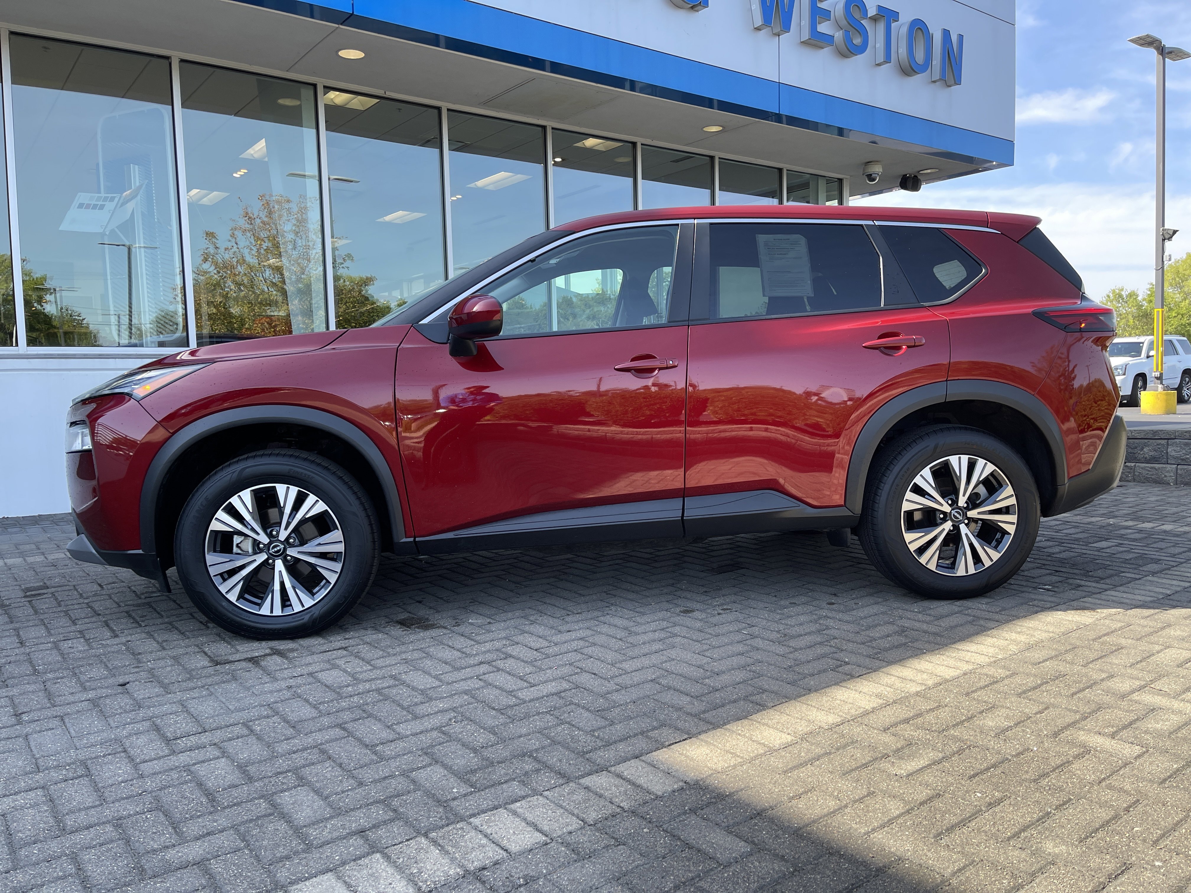 Used 2023 Nissan Rogue SV image 2