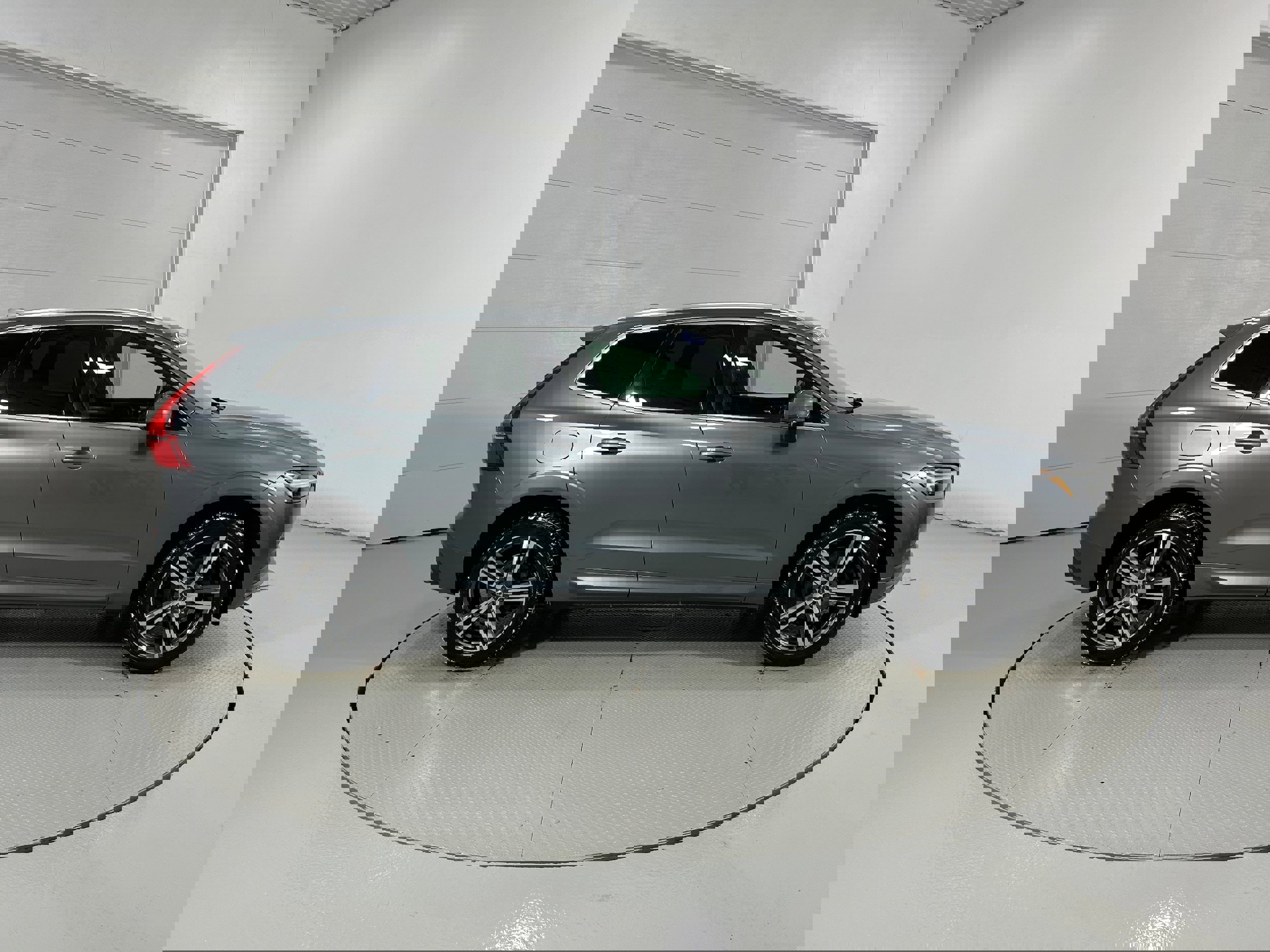 Used 2021 Volvo XC60 T5 Momentum w/ Premium Package image 37