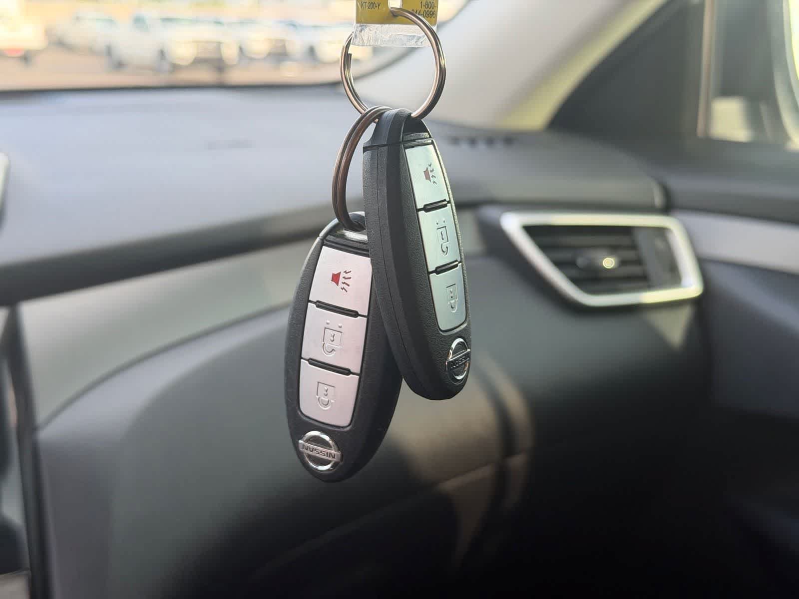 Used 2014 Nissan Rogue SV FWD image 28