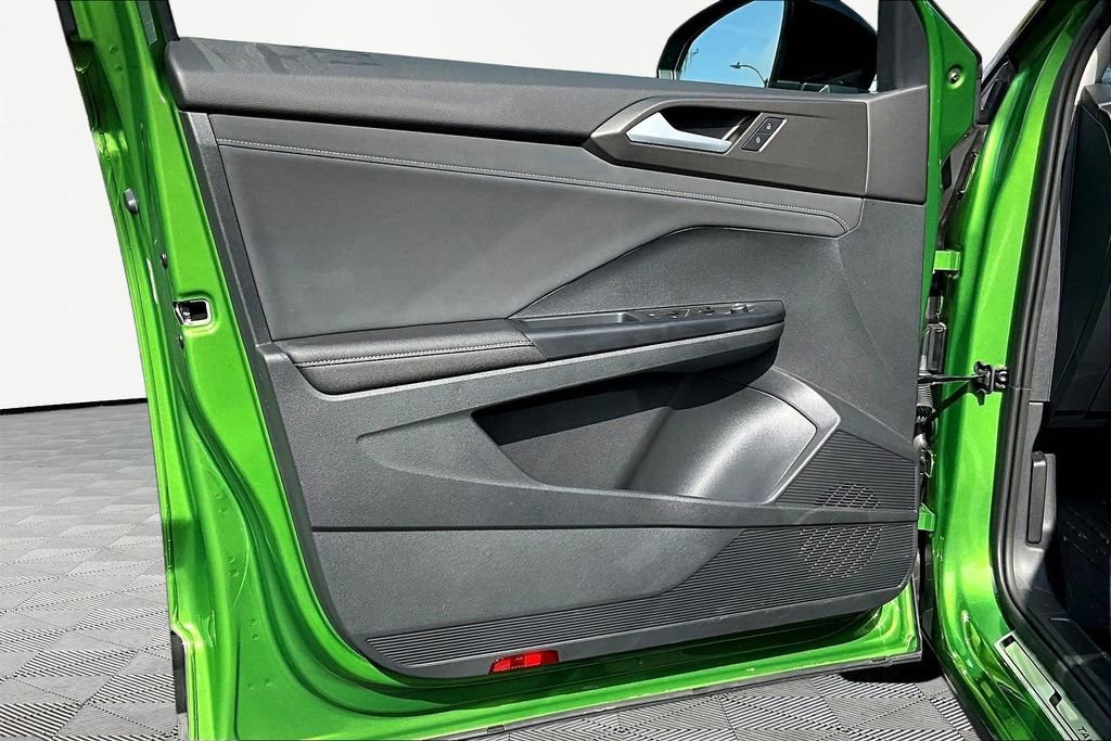 Used 2025 Volkswagen Taos SE image 18