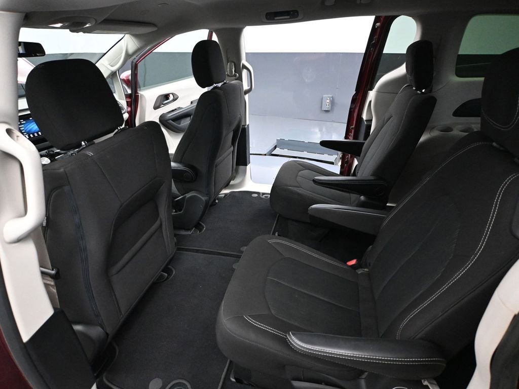 Used 2021 Chrysler Voyager LX image 34
