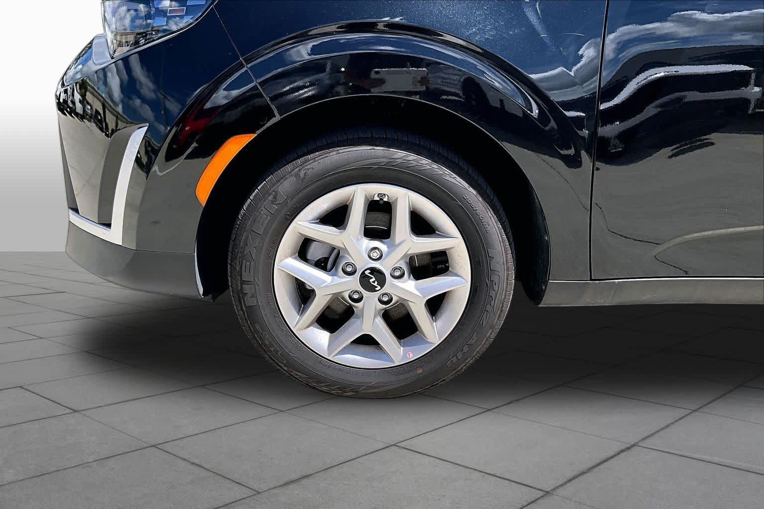 Certified 2025 Kia Soul LX w/ LX Technology Package FWD image 10