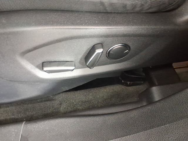 Used 2016 Ford Explorer XLT w/ Equipment Group 201A AWD/4WD image 16