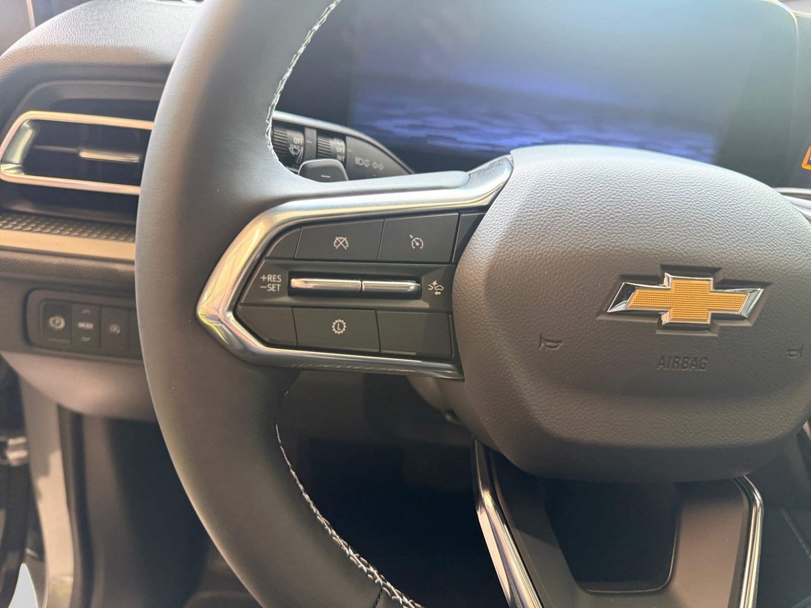 New 2027 Chevrolet Traverse LT w/ Sun and Wheel Package FWD image 24