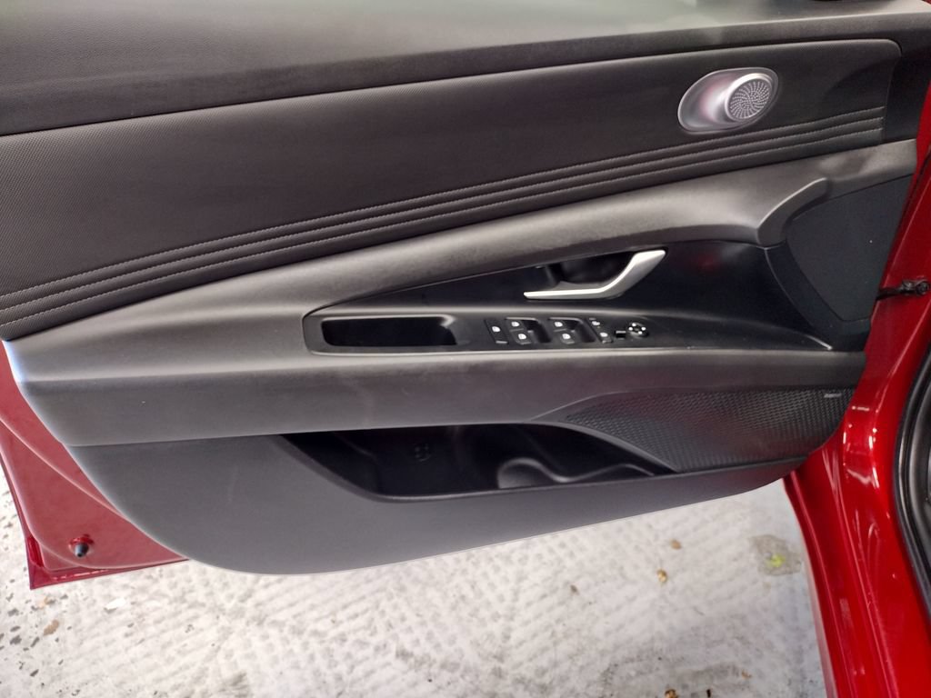 Certified 2024 Hyundai Elantra Limited FWD image 19