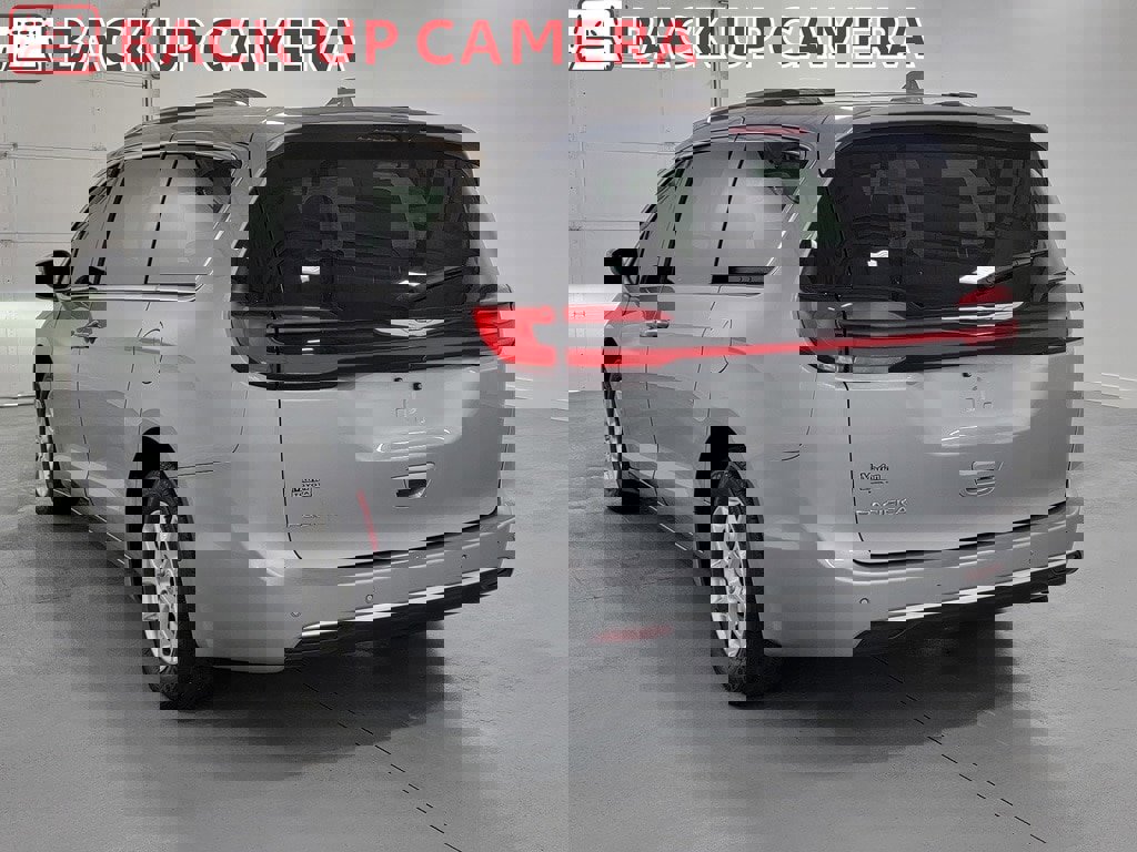 Used 2021 Chrysler Pacifica Touring-L image 7