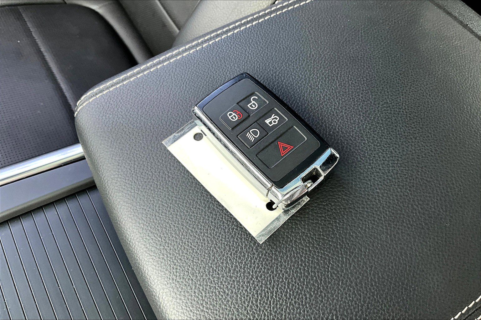 Used 2022 Jaguar XF R-Dynamic SE AWD/4WD image 15