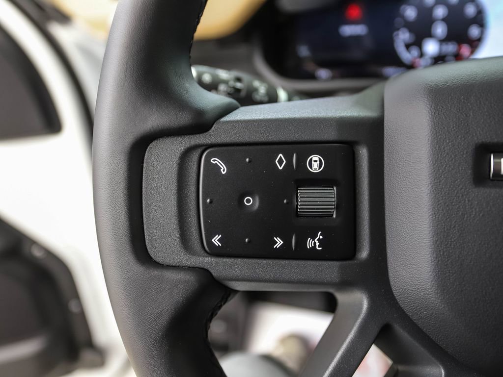 Used 2025 Land Rover Defender 110 X-Dynamic SE image 12