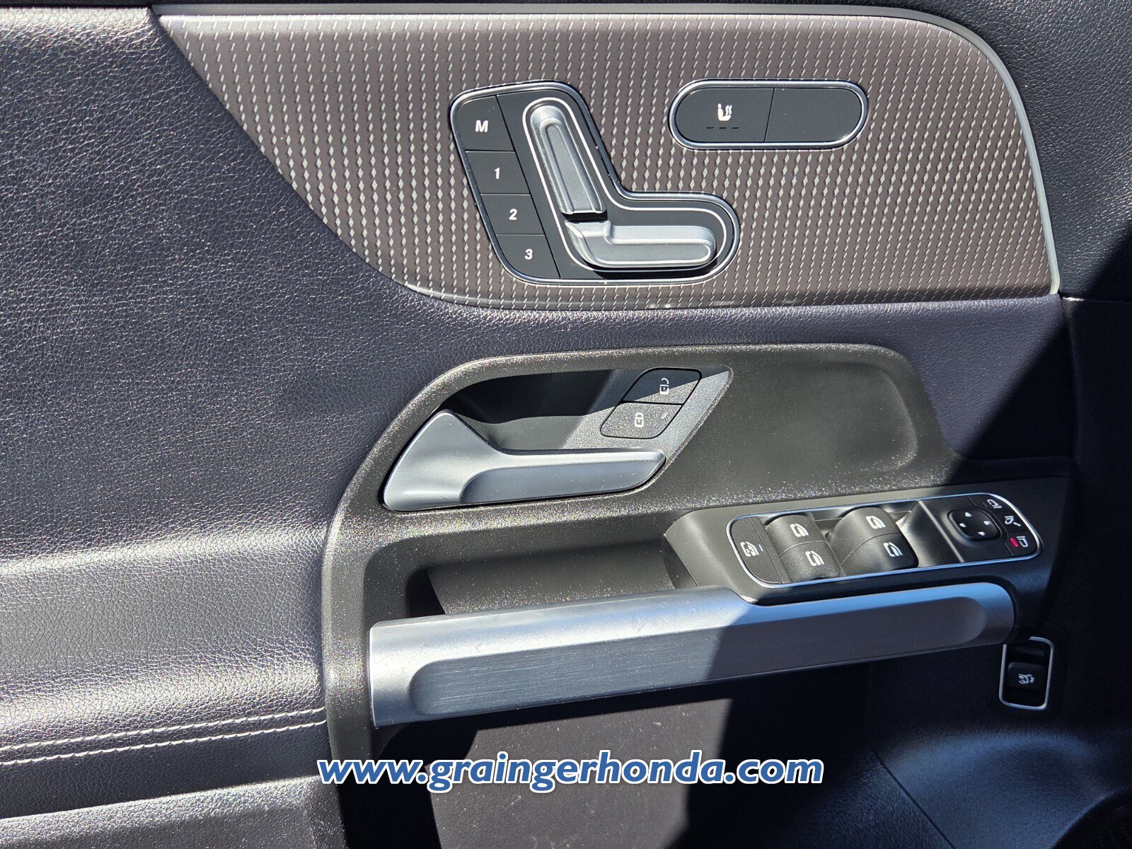 Used 2021 Mercedes-Benz GLB 250 4MATIC w/ Premium Package image 28