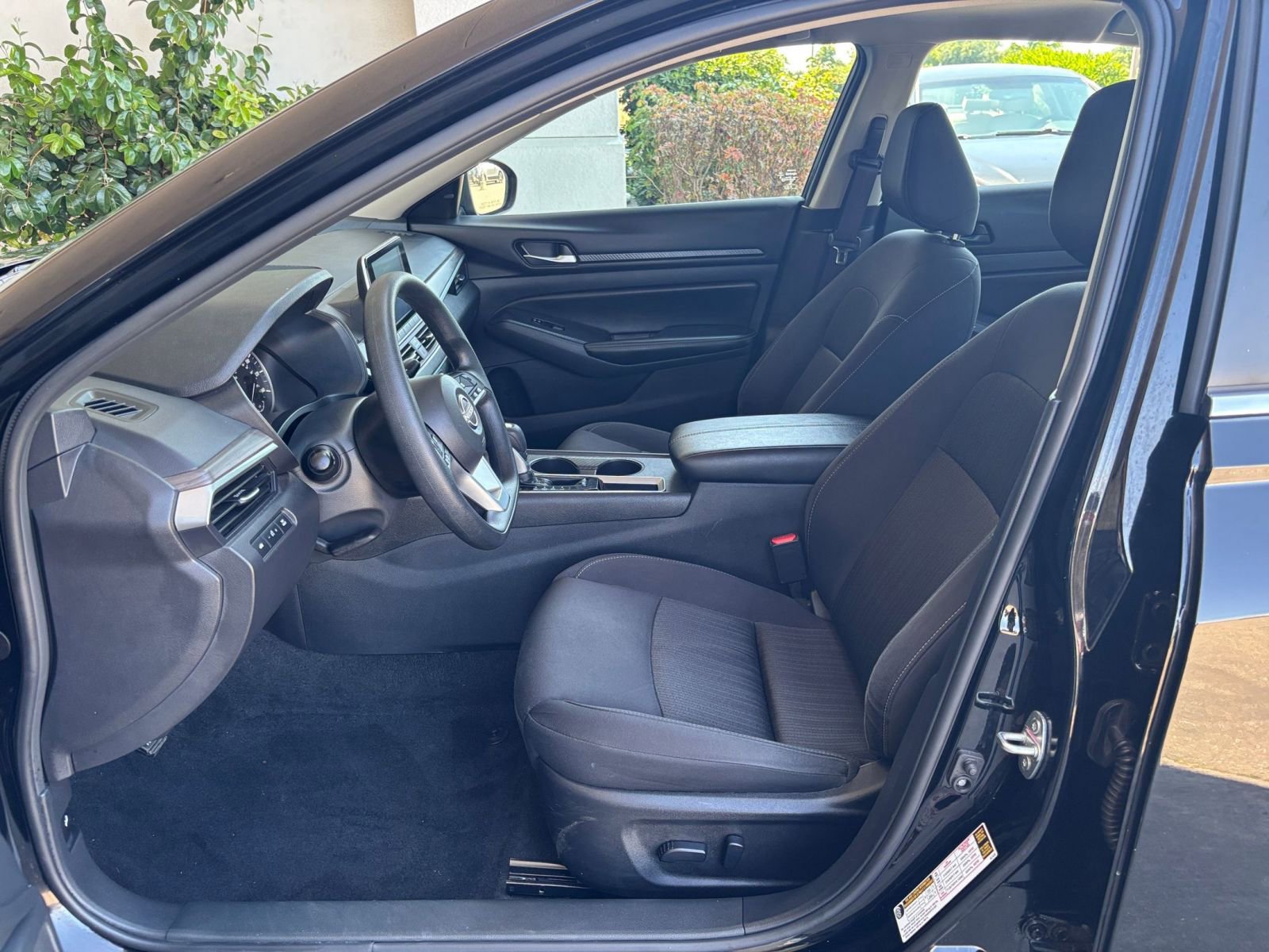 Used 2025 Nissan Altima 2.5 SV FWD image 28
