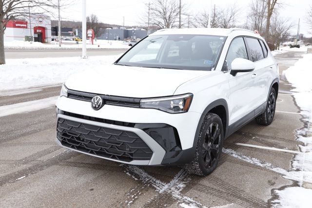 Used 2025 Volkswagen Taos SE w/ Black Wheel Package image 10