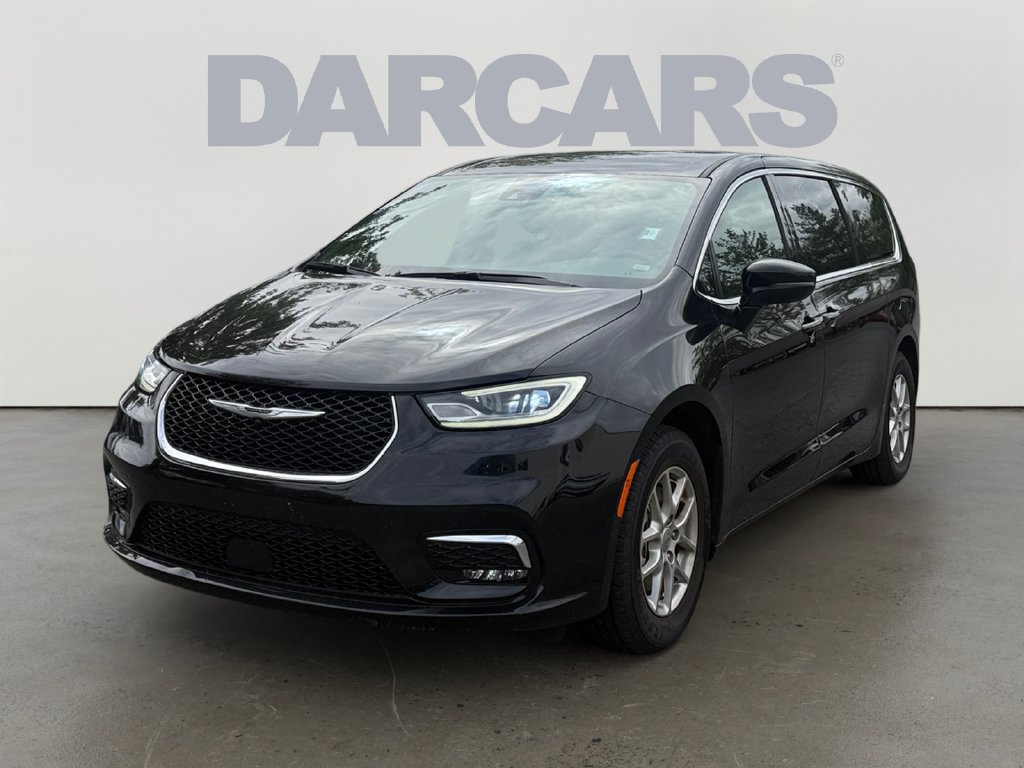 Used 2025 Chrysler Pacifica Select FWD image 3