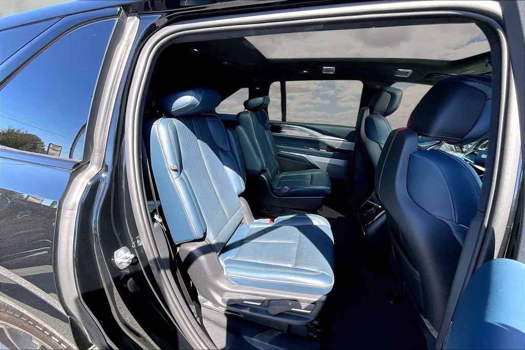Certified 2025 Cadillac Escalade IQ Sport 2 w/ LPO, ONYX Package AWD/4WD image 25