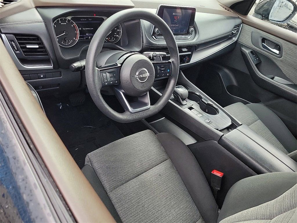 Used 2023 Nissan Rogue SV image 2