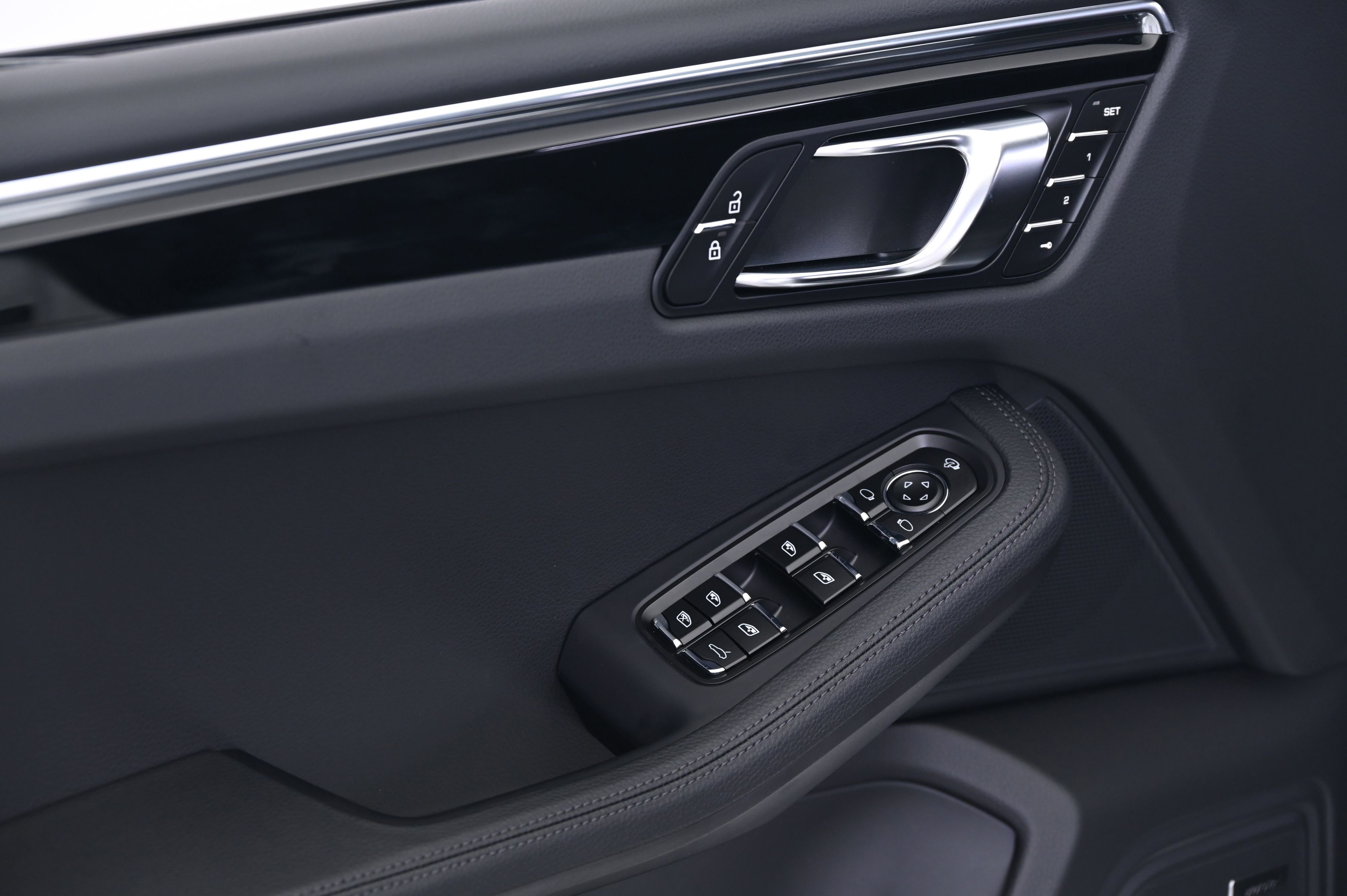 Certified 2025 Porsche Macan image 35